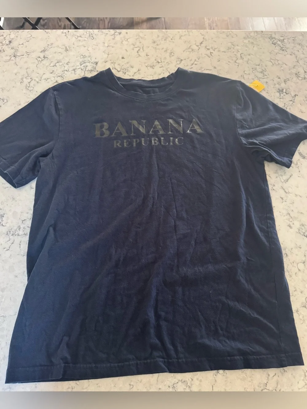 Banana Republic Logo Tee in Navy with gold print. Size Men’s Medium Casual style